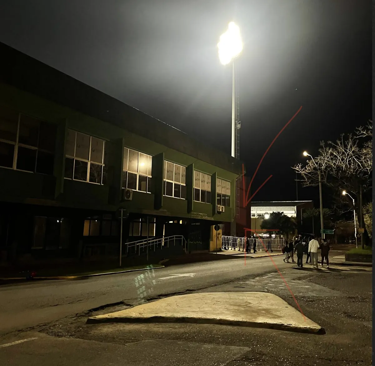 El estadio de noche: la entrada a la charla está al costado del edificio