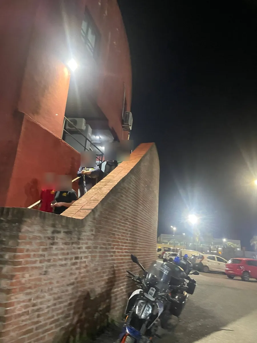 La escalera del costado del edificio
