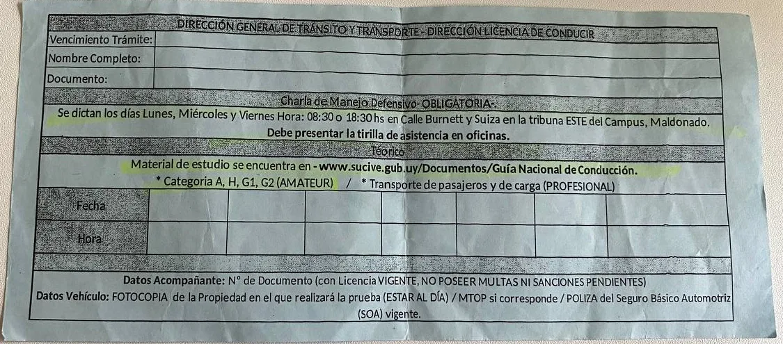 Раздаточная памятка Dirección General de Tránsito y Transporte: расписание лекции по безопасному вождению, адрес учебного пособия, требования к сопровождающему и машине; поля не заполнены